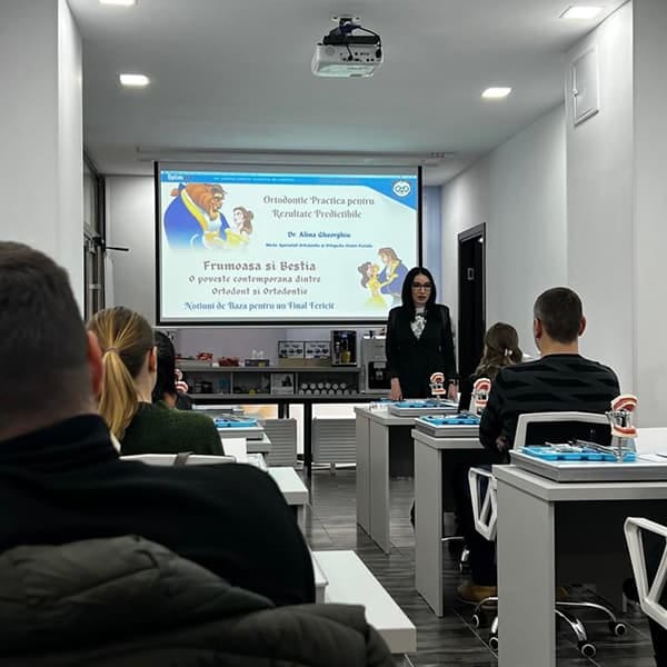 Dr. Alina Gheorghiu susținând un curs de ortodonție