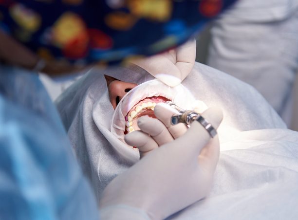 Was ist Zahnchirurgie und warum ist es wichtig, wie eine Extraktion durchgeführt wird?